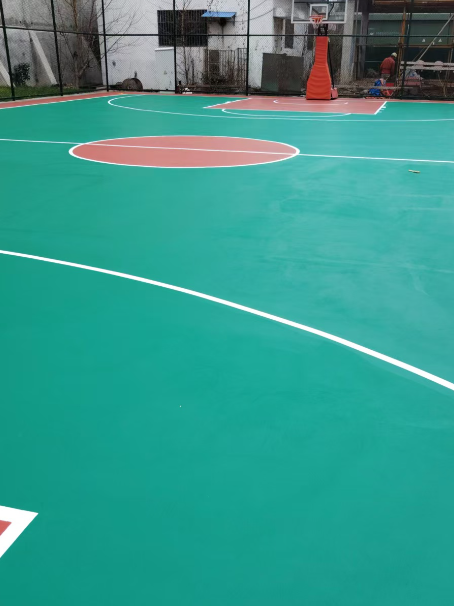 雅江 球场长期使用易出现地面开裂